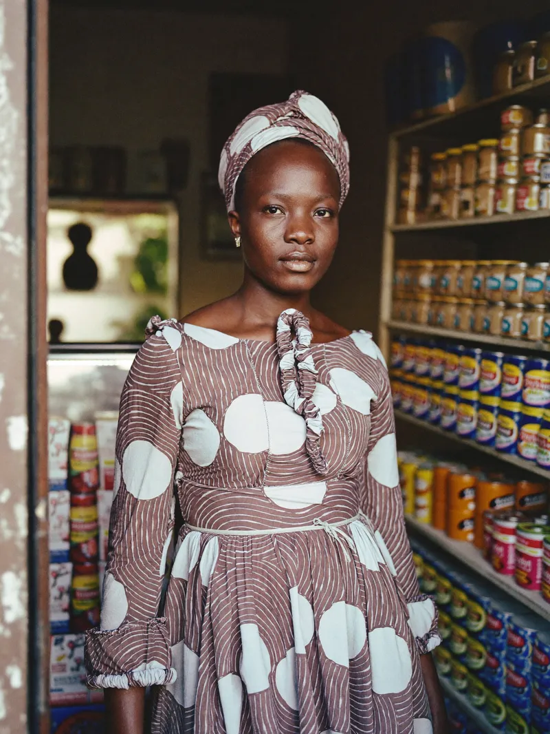 Une commerçante devant sa boutique à Abidjan.
