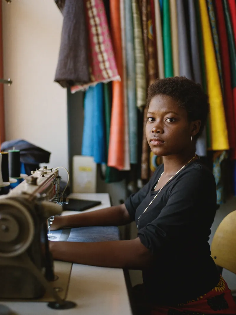 Une couturière dans son atelier à Dakar.